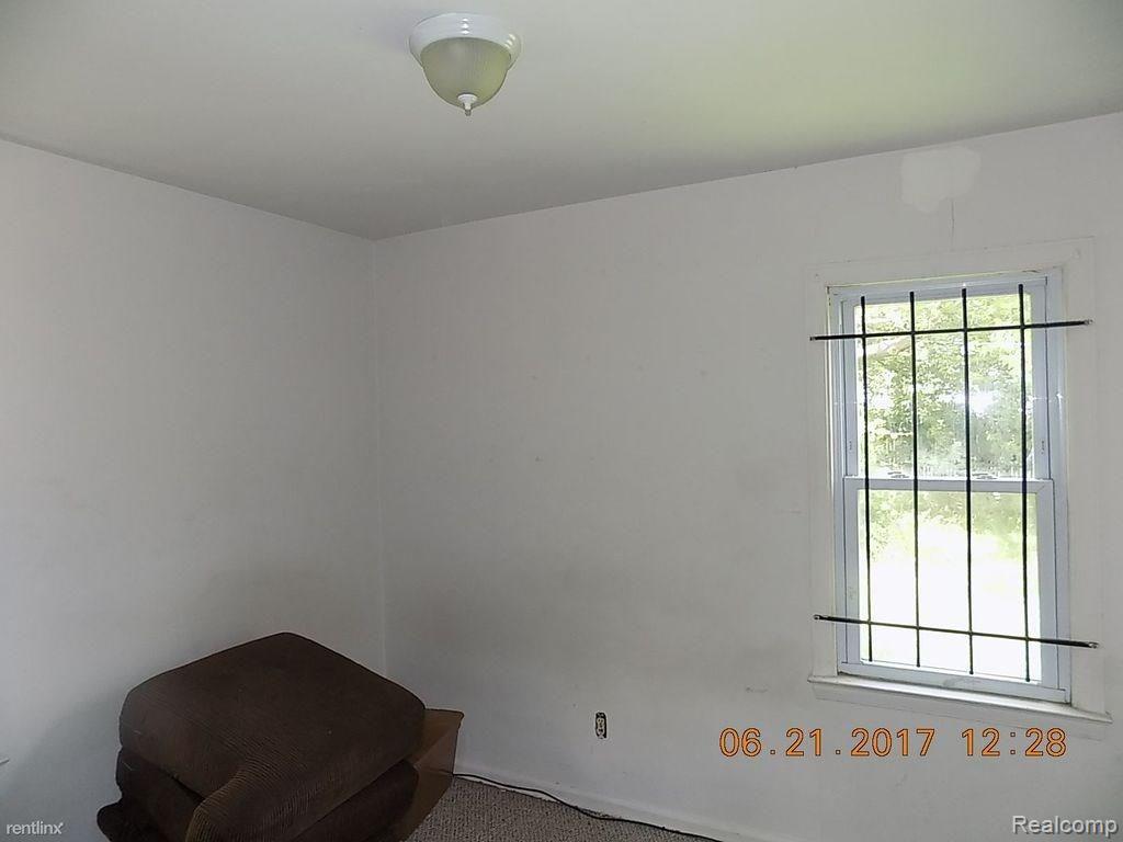 19331 Forrer Street Detroit, MI 48235 - Photo 5 of 8 ISapd8y9yfl42w0000000000.jpg