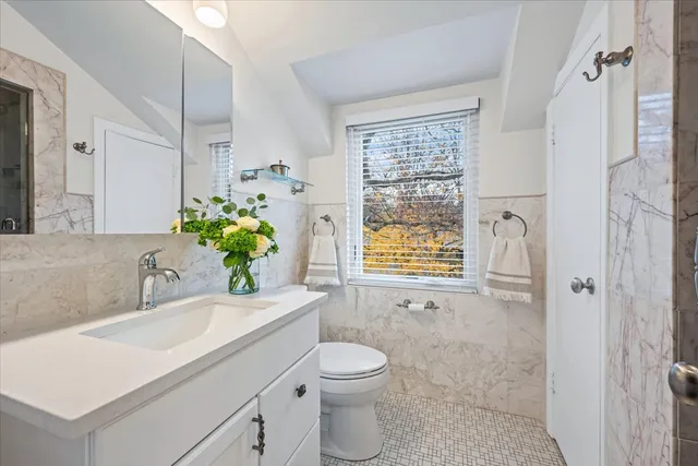 $858,000 | 300 Lincolnwood Road, Highland Park, IL 60035