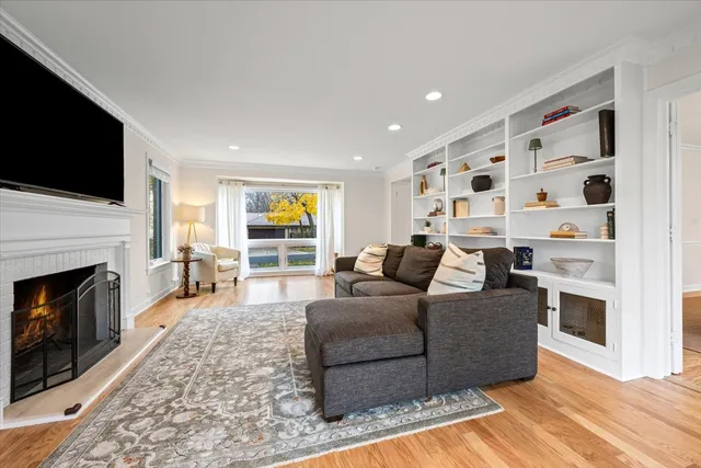 $858,000 | 300 Lincolnwood Road, Highland Park, IL 60035