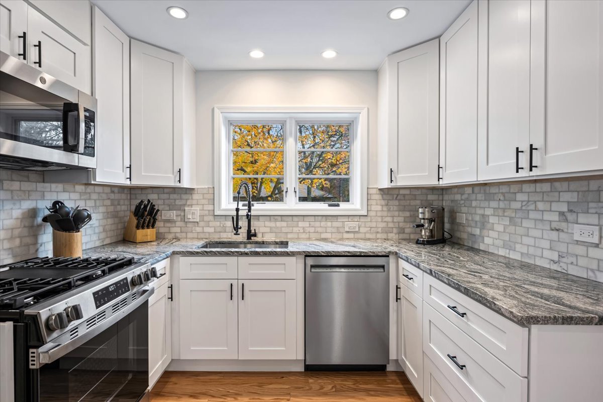 300 Lincolnwood Road Highland Park, IL 60035 - Photo 8 of 31