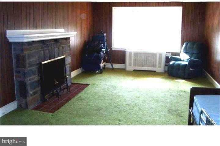 7000 Llanfair Road Upper Darby, PA 19082 - Photo 3 of 18 Living Room