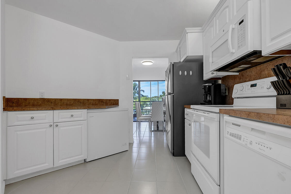 5749 Camino Del Sol, Unit 404 Boca Raton, FL 33433 - Photo 9 of 41 Kitchen