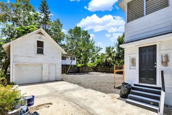 a view of backyard of the house