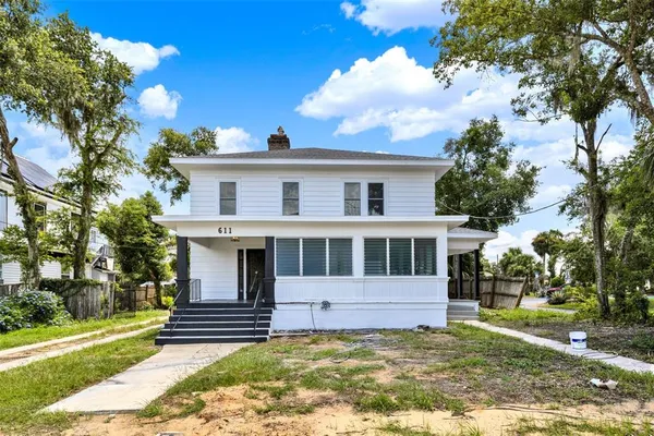a view of a house with a yard