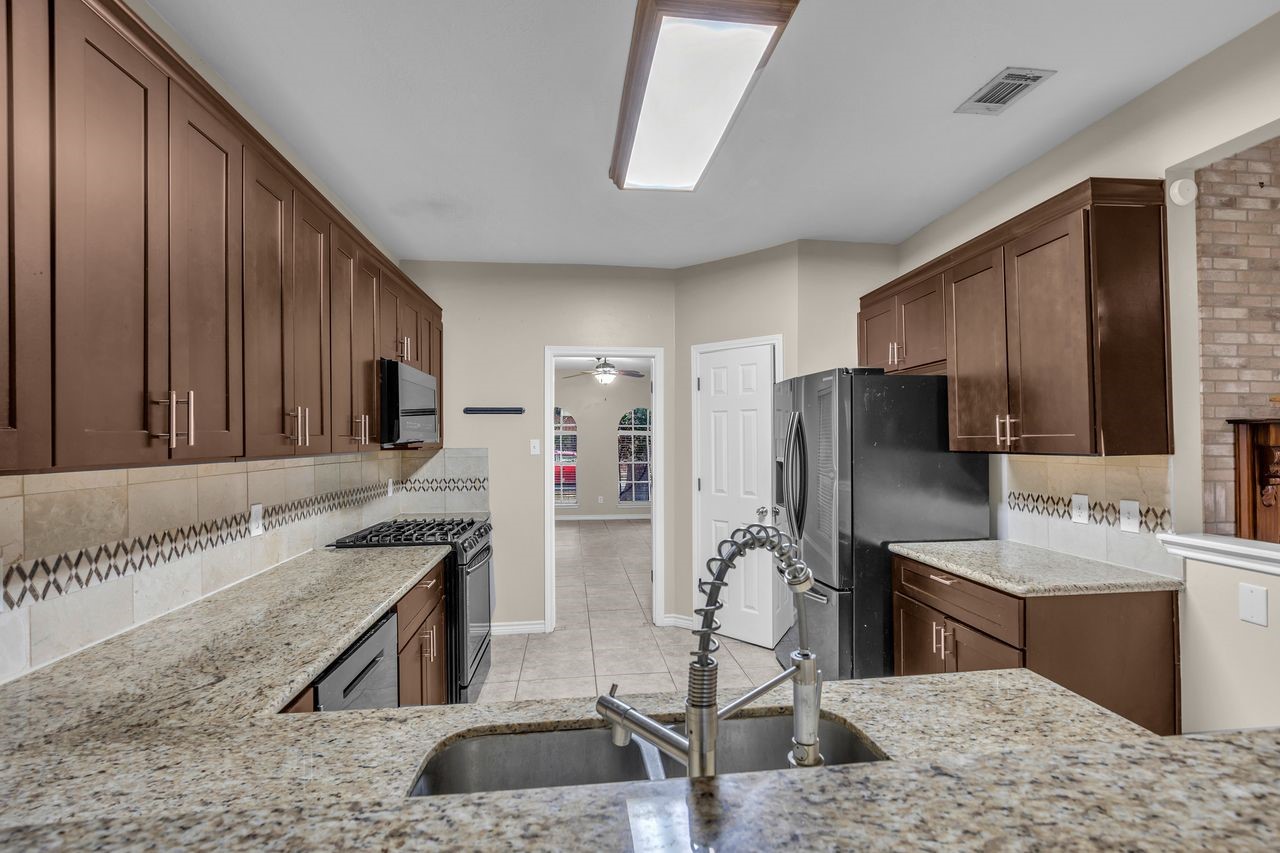 23915 Spring Oak Drive Spring, TX 77373 - Photo 8 of 37 Gallery Image 8