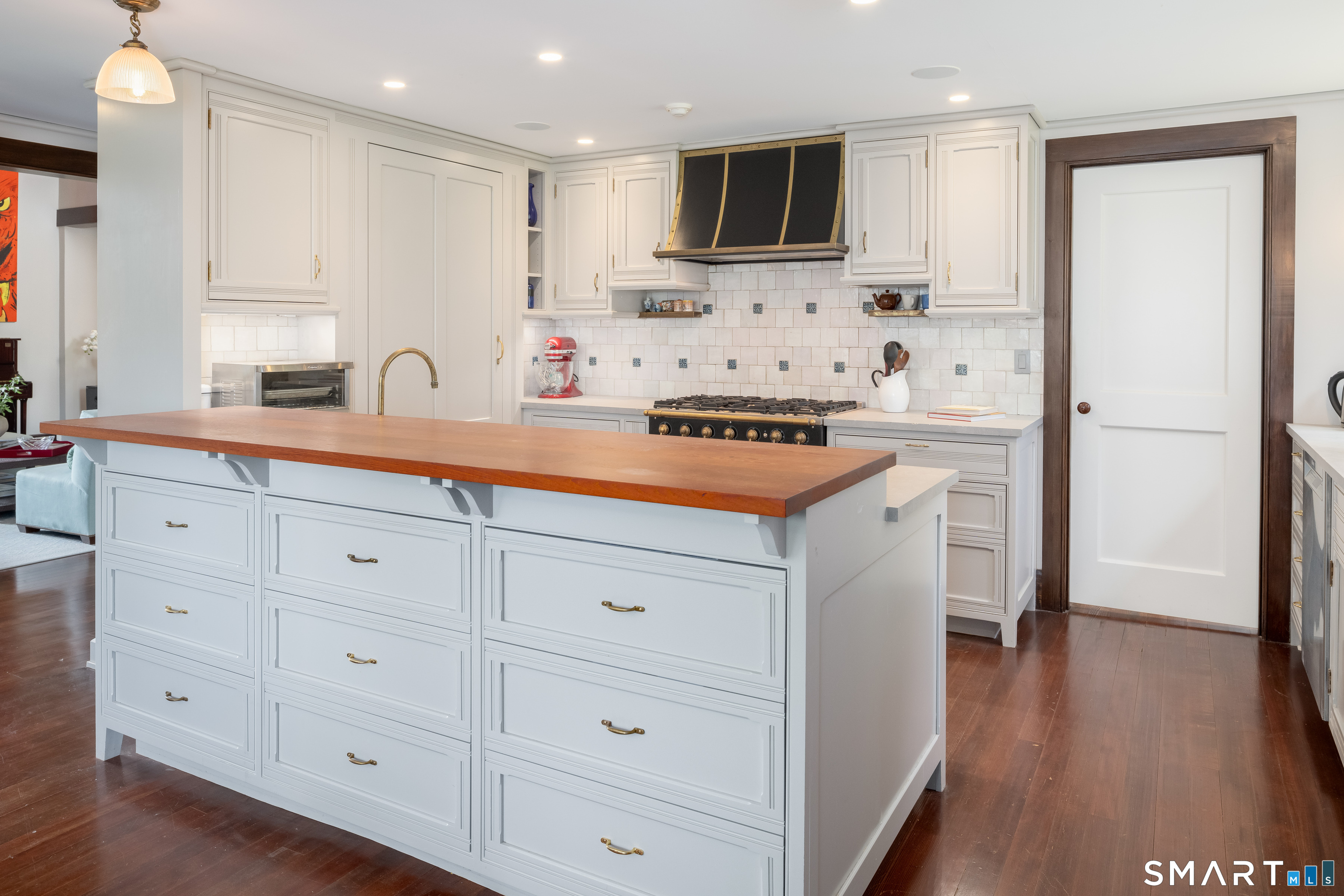 240 Umpawaug Road Redding, CT 06896 - Photo 10 of 40 Country-chic kitchen - remodeled and designed to the highest standard... custom cabinetry, premium appliances, luxury fixtures.