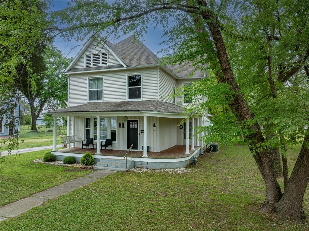 618 East Maple Street Columbus, KS 66725 - Photo 1 of 34