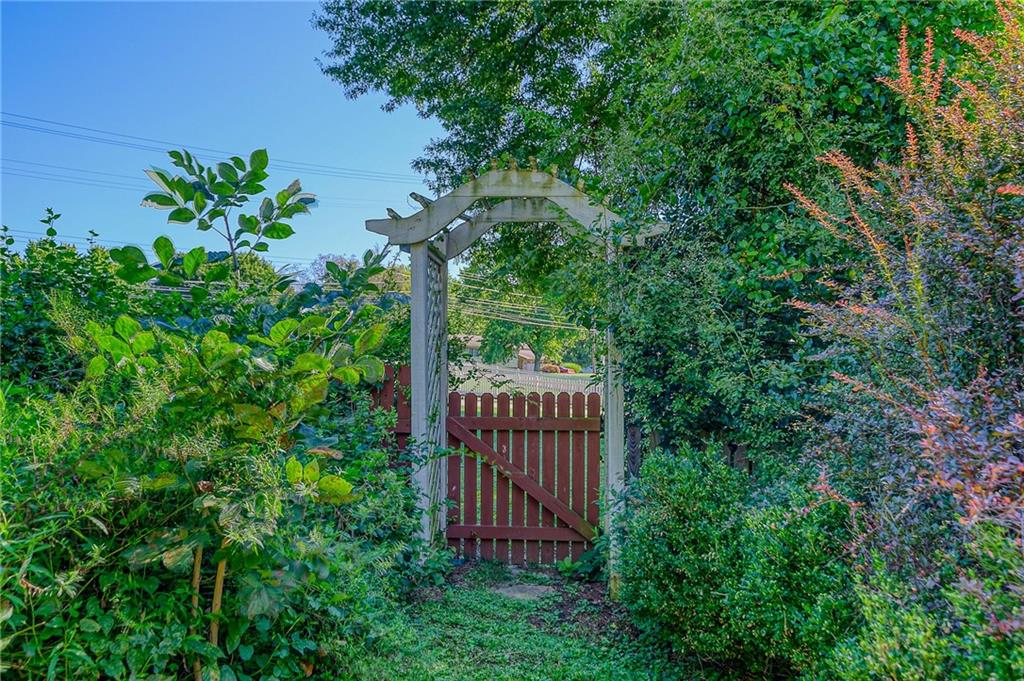 103 Old Ridge Road Coraopolis, PA 15108 - Photo 3 of 23 Gallery Image 3