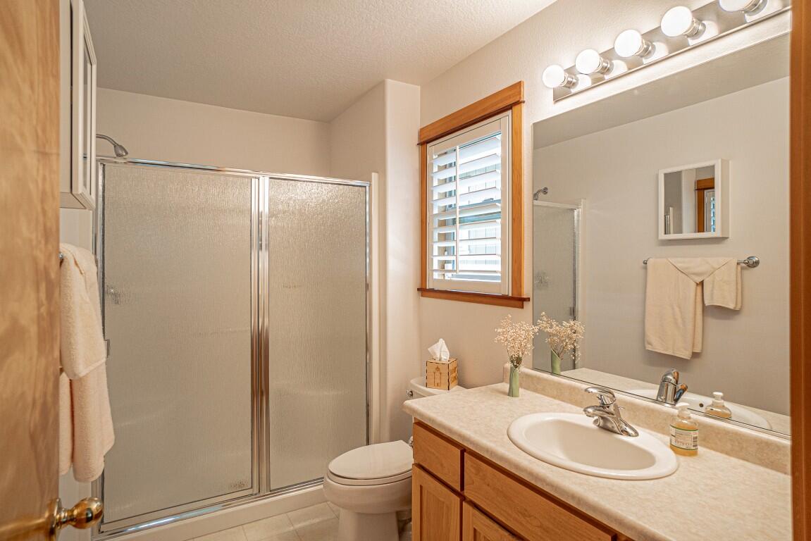 35 Logan Way Talent, OR 97540 - Photo 12 of 22 Primary Bathroom