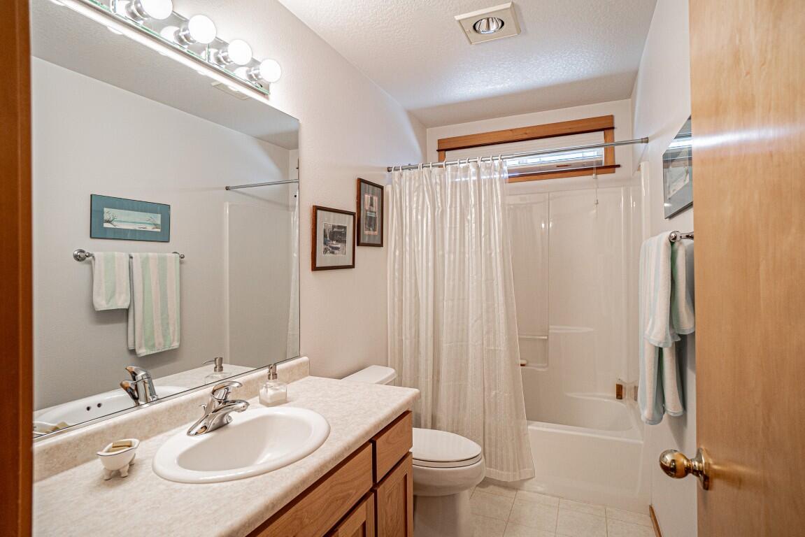 35 Logan Way Talent, OR 97540 - Photo 14 of 22 Guest Bathroom