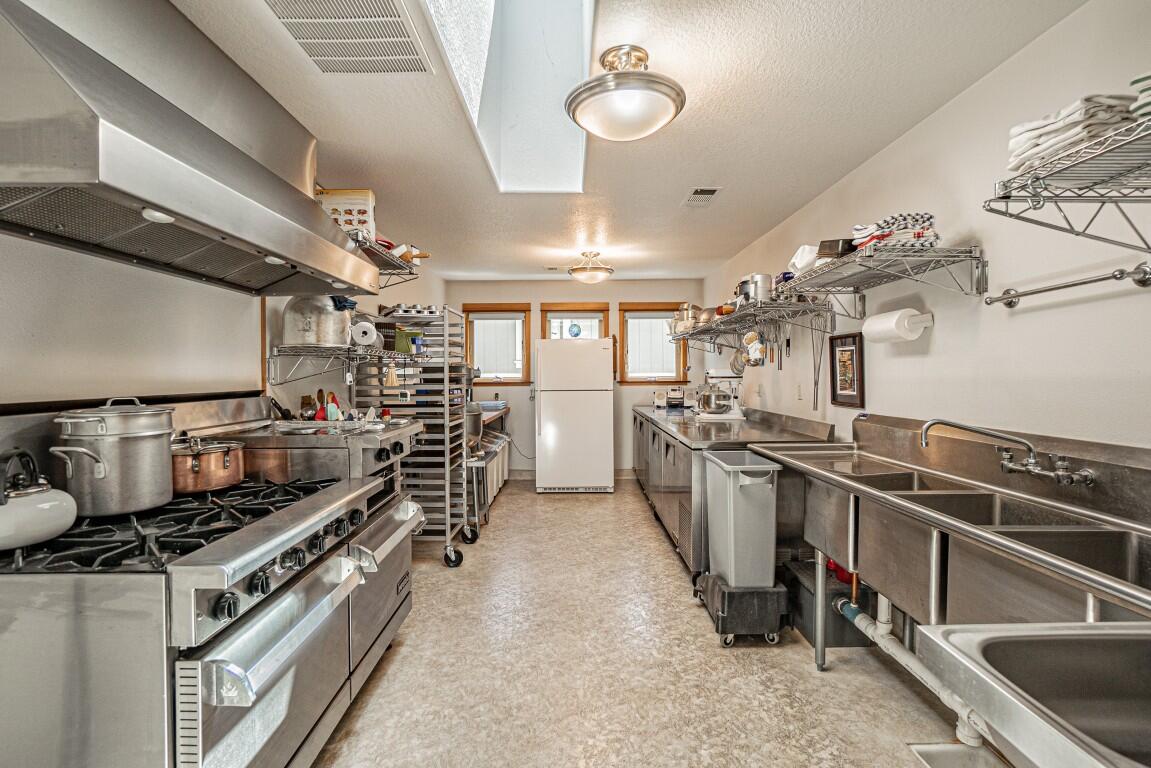 35 Logan Way Talent, OR 97540 - Photo 17 of 22 Unique Bonus - Commercial-Style Kitchen