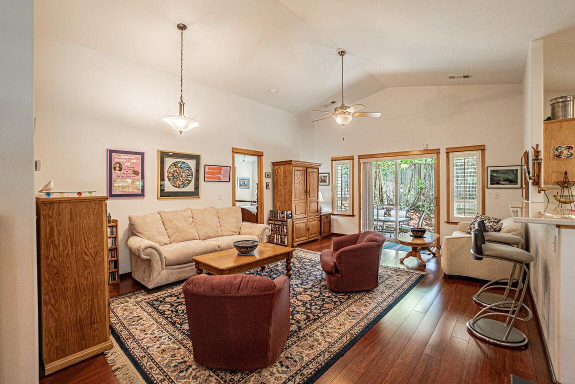 35 Logan Way Talent, OR 97540 - Photo 4 of 22 Vaulted Living Area