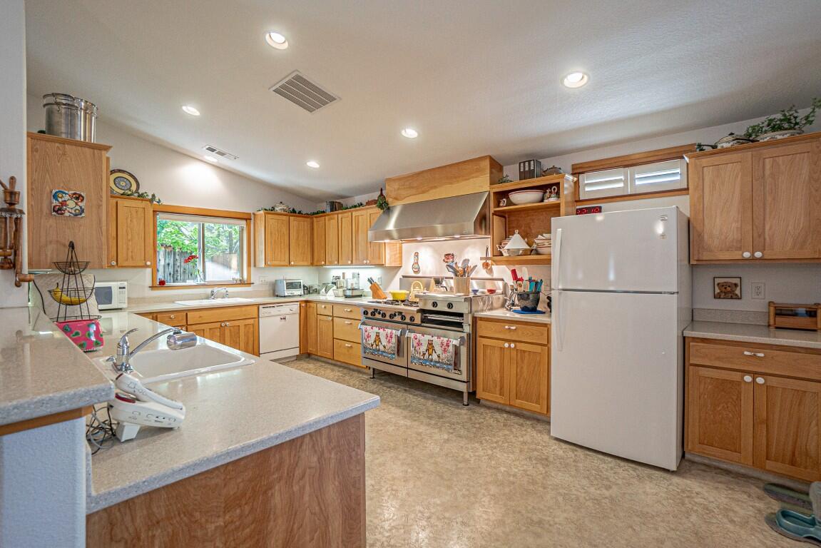 35 Logan Way Talent, OR 97540 - Photo 5 of 22 Kitchen with Extra-Depth Countertops