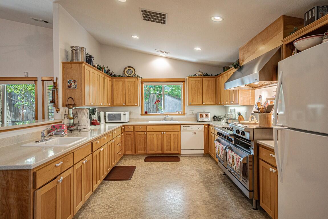 35 Logan Way Talent, OR 97540 - Photo 6 of 22 Imperial Residential Gas Range