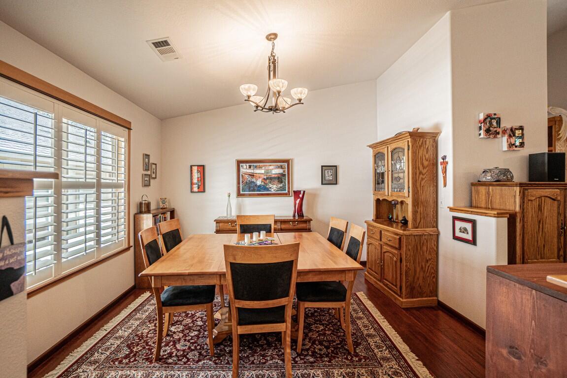 35 Logan Way Talent, OR 97540 - Photo 9 of 22 Dining Area