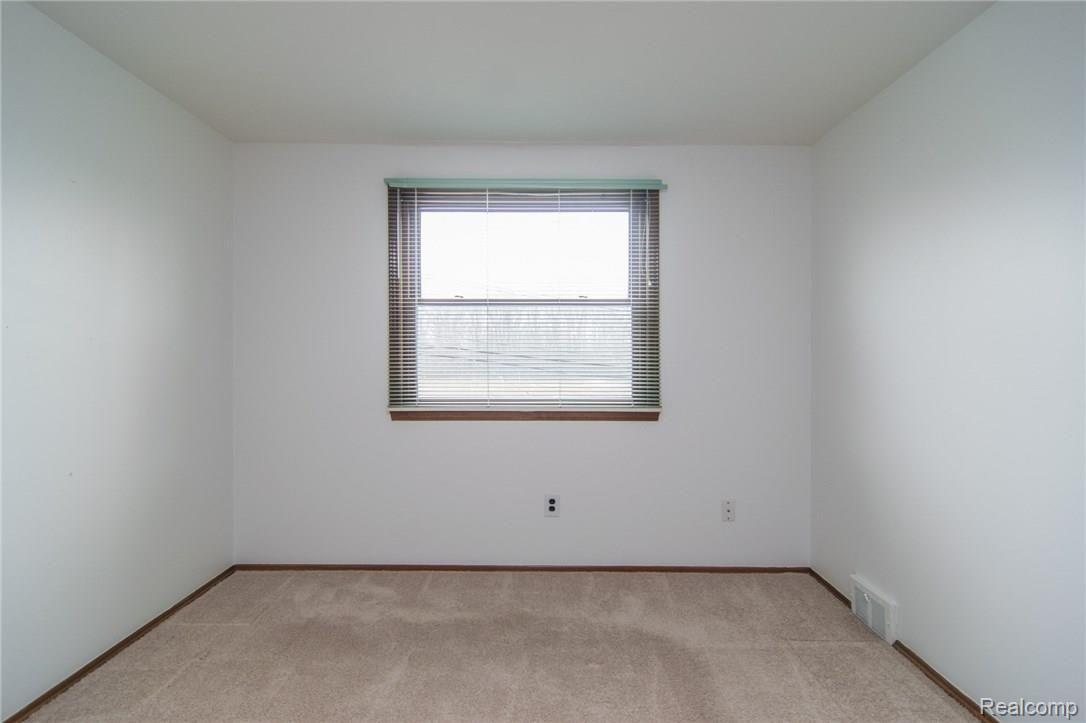 29540 North Rutherland Street Southfield, MI 48076 - Photo 31 of 49 DSC_0084.jpg