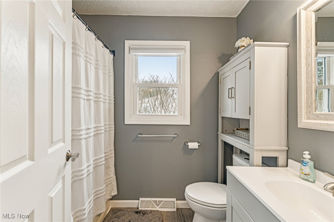 15608 Mason Road Vermilion, OH 44089 - Photo 19 of 34 Ensuite, tub/shower combo.