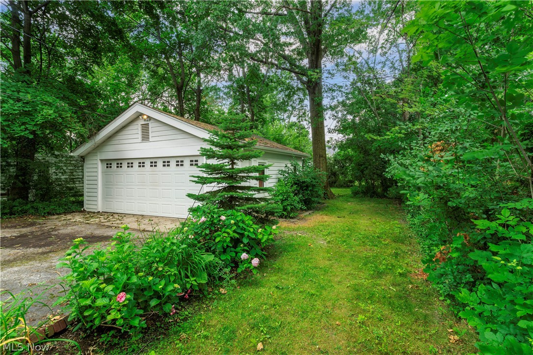 2512 Lee Road Cleveland, OH 44118 - Photo 2 of 35