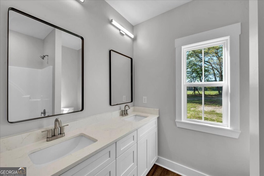 2769 Claxton Dairy Road Dublin, GA 31021 - Photo 31 of 48 a bathroom with 2 sink and a mirror