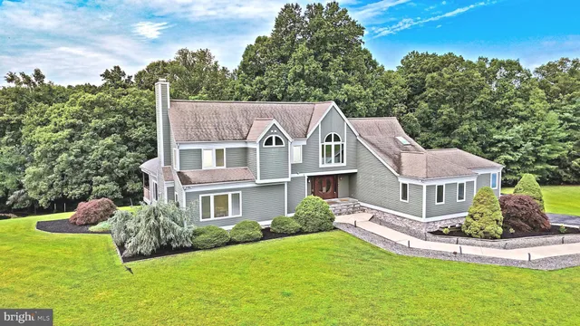 a view of a house with backyard and garden