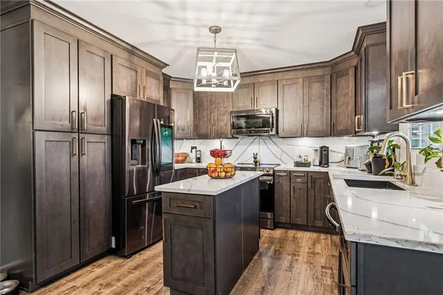 $400,000 | 21121 South Cleveland Avenue, Belton, MO 64012