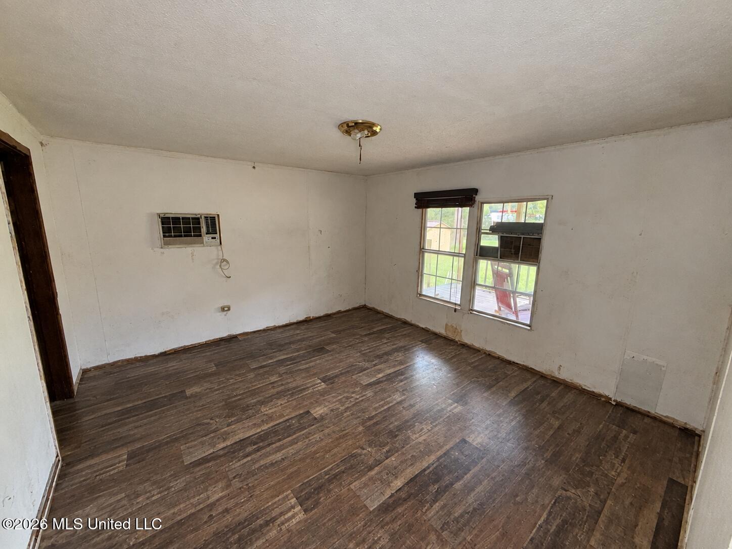 18206 Robinson Road Gulfport, MS 39503 - Photo 10 of 12 Brightened Interior With Clutter Removed