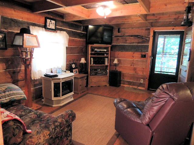 581 Taylor Road Pikeville, TN 37367 - Photo 4 of 37 4 LIVING ROOM