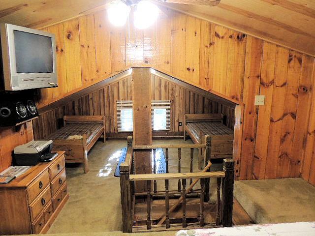 581 Taylor Road Pikeville, TN 37367 - Photo 5 of 37 5 UPSTAIRS BEDROOM