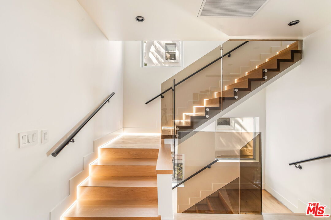 1610 Viewmont Drive Los Angeles, CA 90069 - Photo 15 of 22 a view of entryway