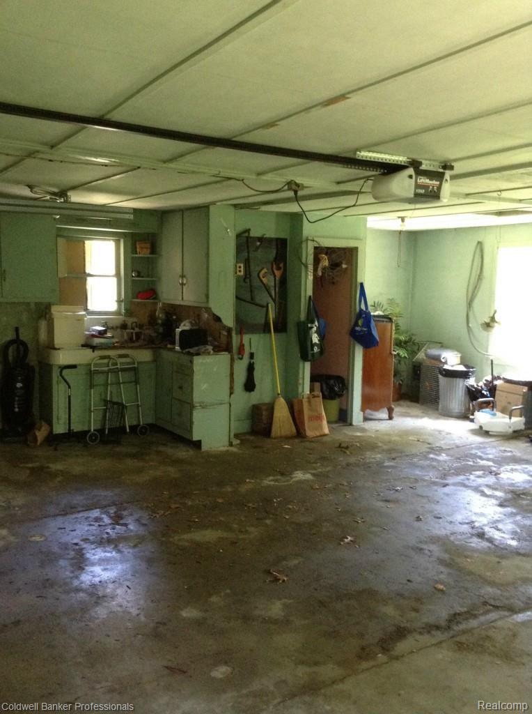 1037 Turrill Road Lapeer, MI 48446 - Photo 32 of 38 garage1.jpg