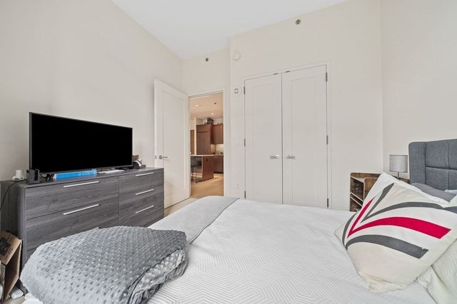 $1,185,000 | 580 Washington Street, Unit 806, Boston, MA 02111