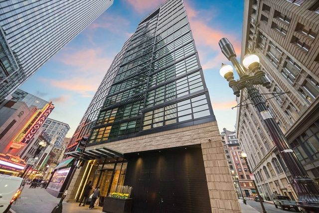 $1,185,000 | 580 Washington Street, Unit 806, Boston, MA 02111