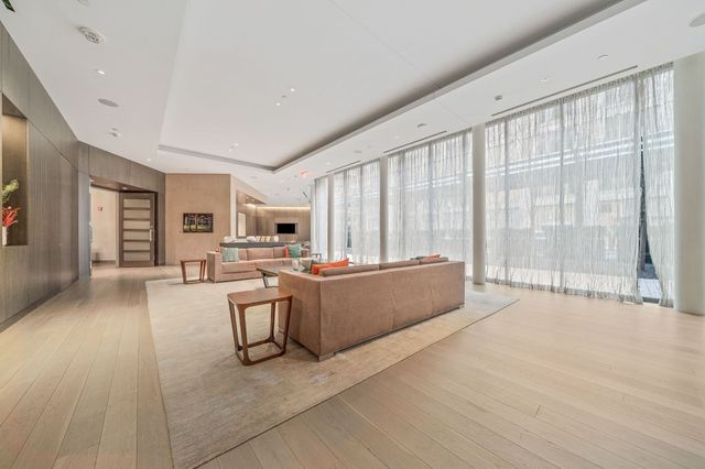 $1,185,000 | 580 Washington Street, Unit 806, Boston, MA 02111