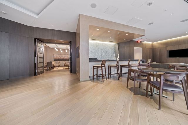 $1,185,000 | 580 Washington Street, Unit 806, Boston, MA 02111