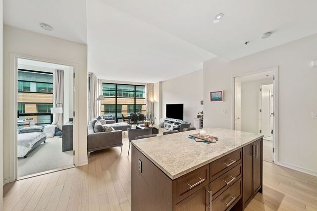 $1,185,000 | 580 Washington Street, Unit 806, Boston, MA 02111