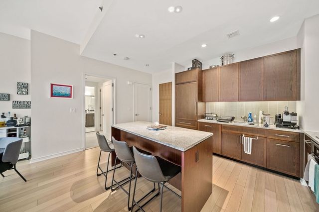 $1,185,000 | 580 Washington Street, Unit 806, Boston, MA 02111