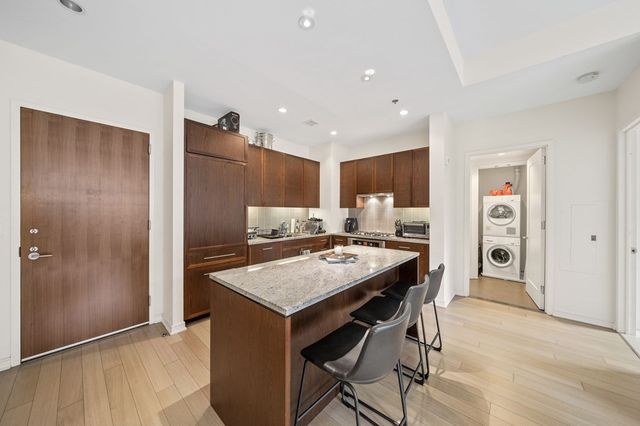 $1,185,000 | 580 Washington Street, Unit 806, Boston, MA 02111