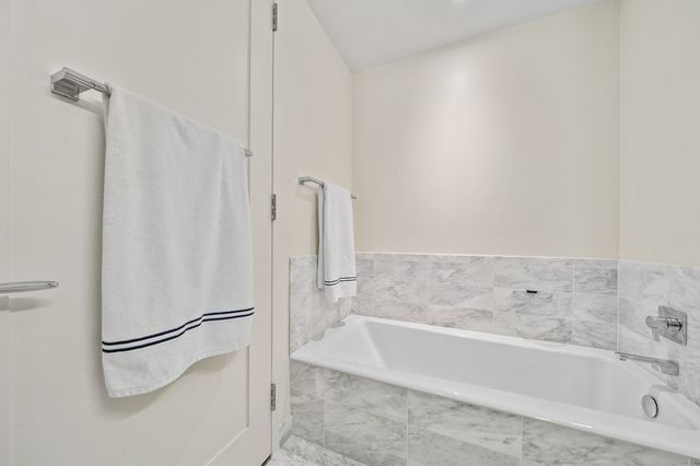 $1,185,000 | 580 Washington Street, Unit 806, Boston, MA 02111