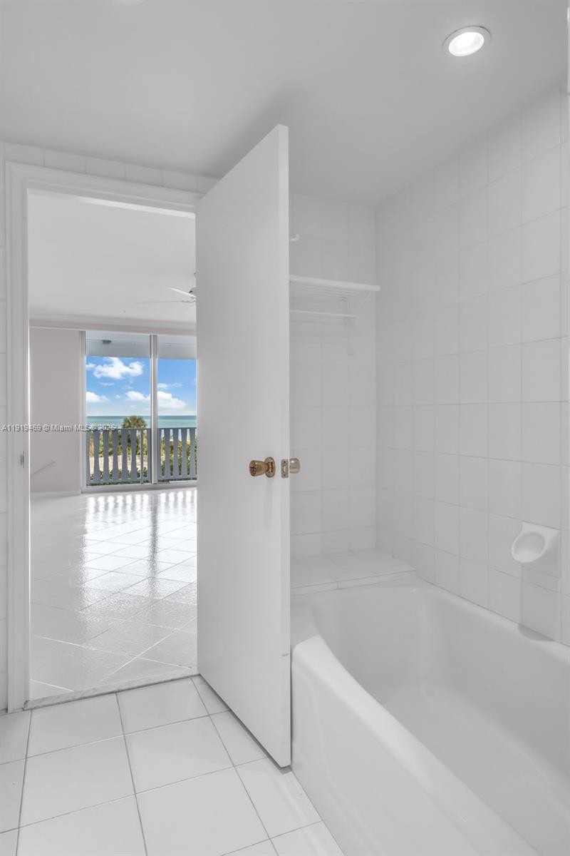 200 Ocean Ln Drive, Unit 407GR09 Key Biscayne, FL 33149 - Photo 17 of 56 a bathroom with a bathtub