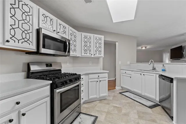 $2,400 | 6115 Riveroak Terrace, Atlanta, GA 30349