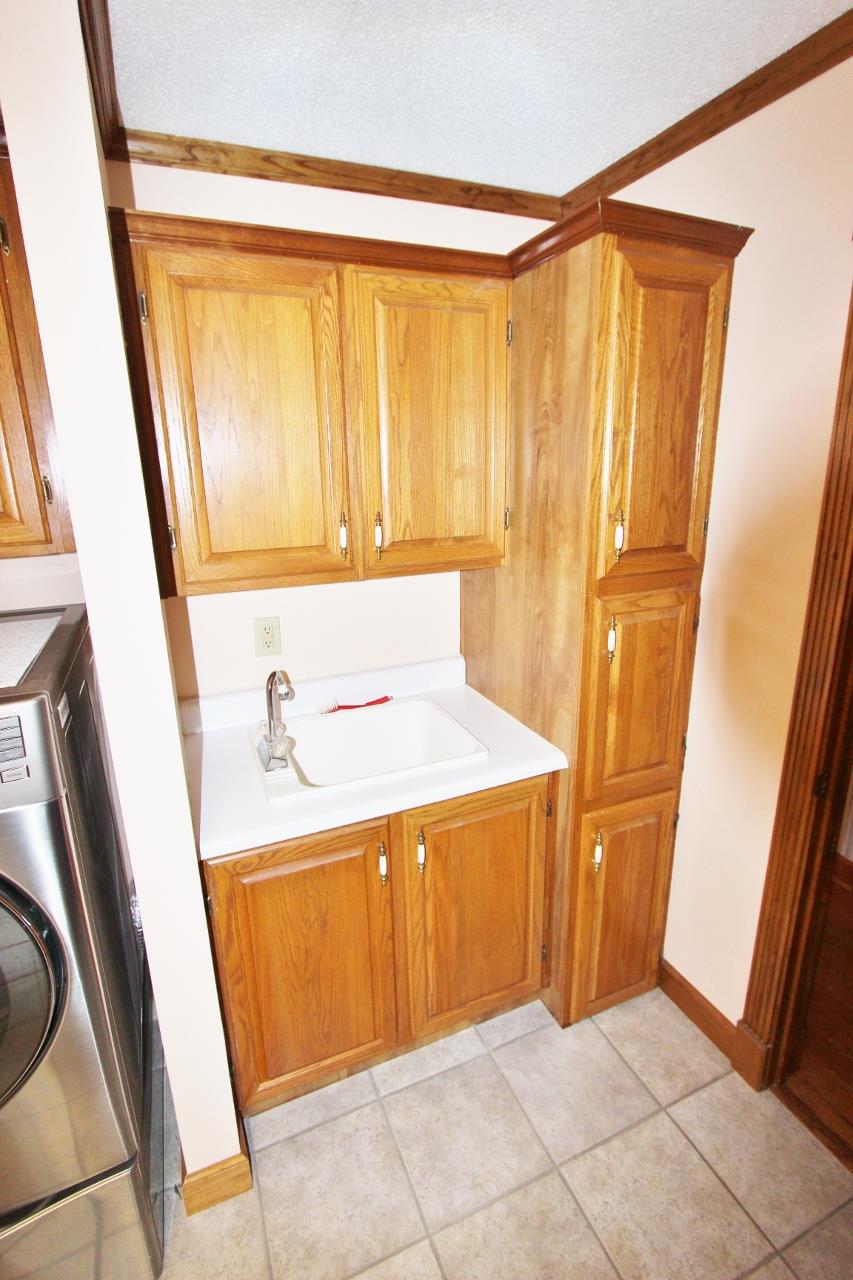 6830 Beasleys Bend Road Lebanon, TN 37087 - Photo 13 of 30 a bathroom with a sink and a tub