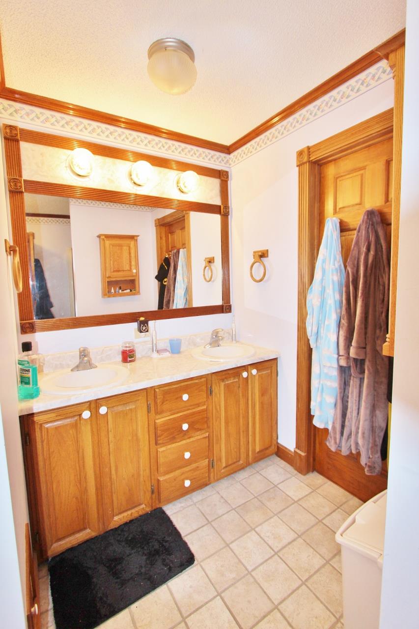 6830 Beasleys Bend Road Lebanon, TN 37087 - Photo 21 of 30 a spacious bathroom with a sink a mirror and a bathtub