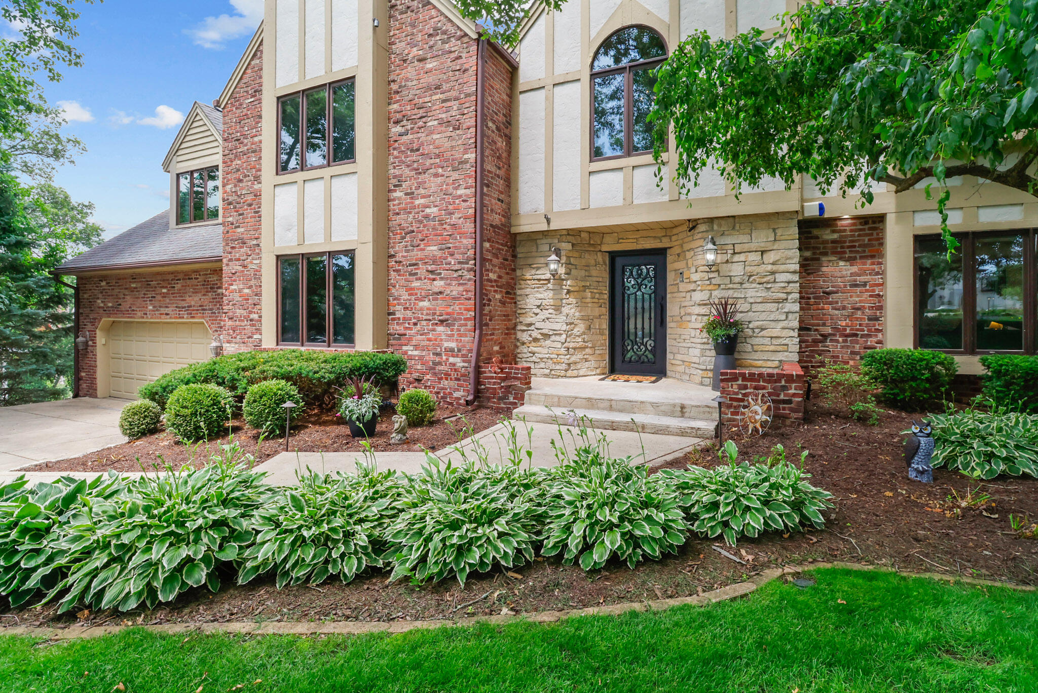 467 Scarborough Road Valparaiso, IN 46385 - Photo 14 of 60 2048x1368