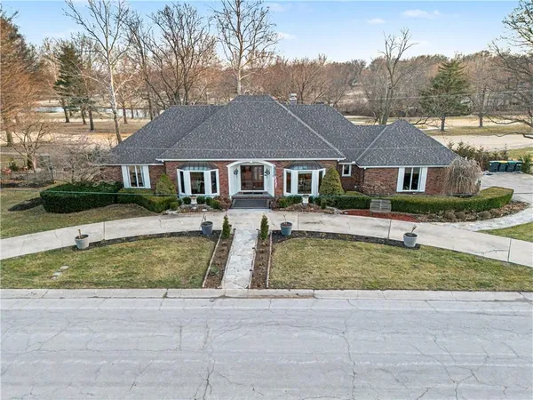 $749,950 | 204 Northwest Golfview Drive, Blue Springs, MO 64014