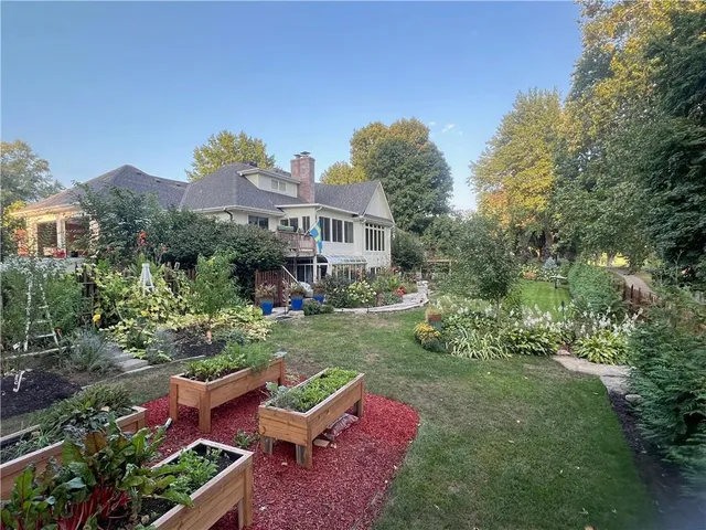 $775,000 | 204 Northwest Golfview Drive, Blue Springs, MO 64014