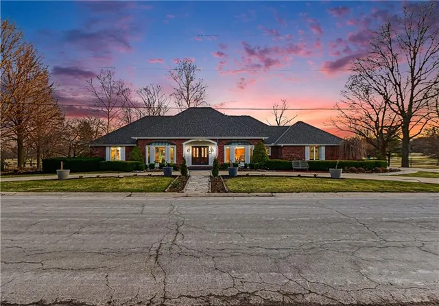 $775,000 | 204 Northwest Golfview Drive, Blue Springs, MO 64014