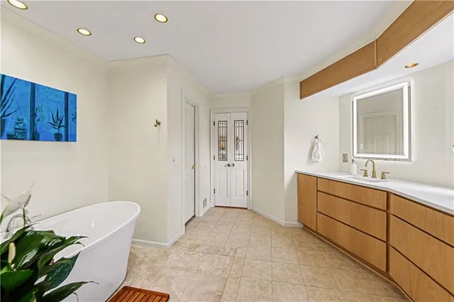 $775,000 | 204 Northwest Golfview Drive, Blue Springs, MO 64014