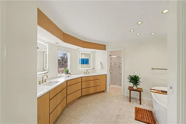 $775,000 | 204 Northwest Golfview Drive, Blue Springs, MO 64014