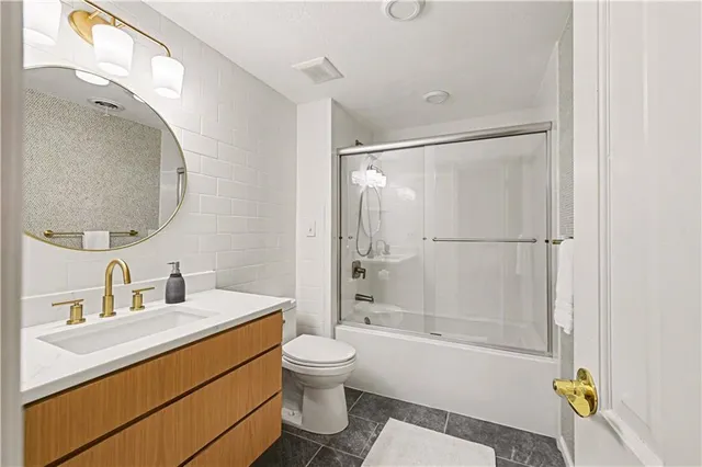 $775,000 | 204 Northwest Golfview Drive, Blue Springs, MO 64014