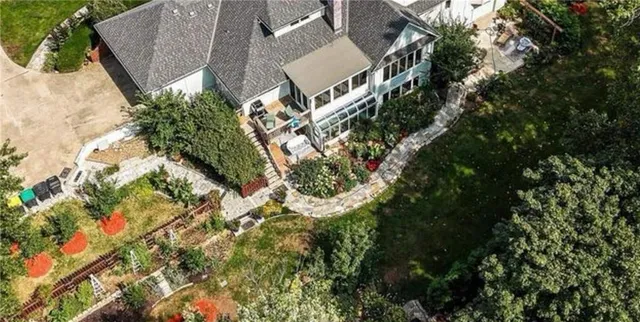 $775,000 | 204 Northwest Golfview Drive, Blue Springs, MO 64014